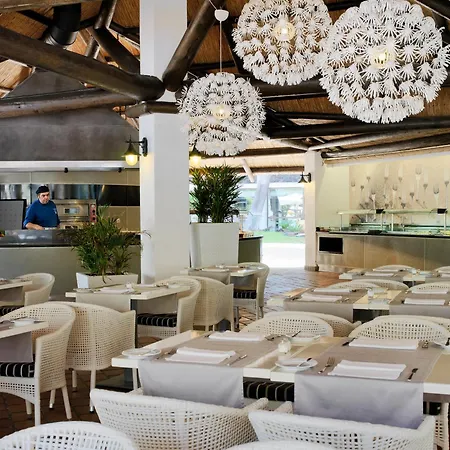 فندق أتش10 كونكويستادور 4*